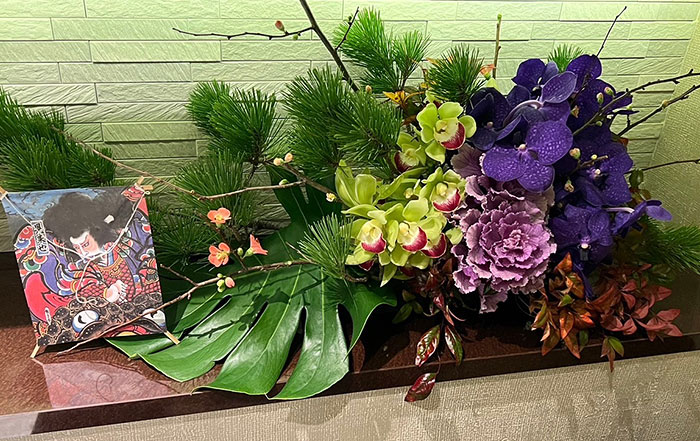 凧とカラフルな花と松の飾り