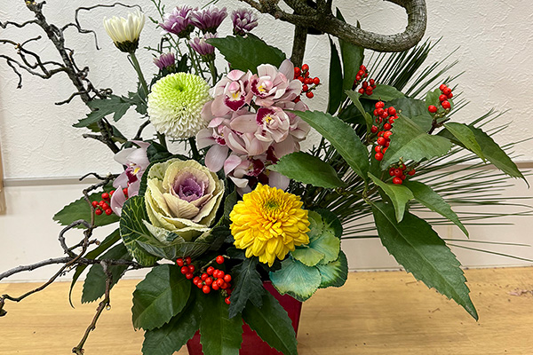 千両とカラフルな花のアレンジメント