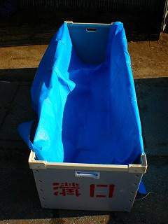 青いシートの敷かれたタンブラー