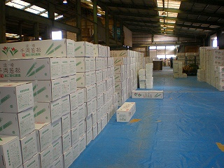 たくさん積み上げられた出荷を待つ千両の箱