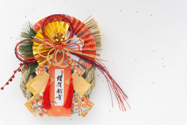 千両で飾り付けたしめ縄