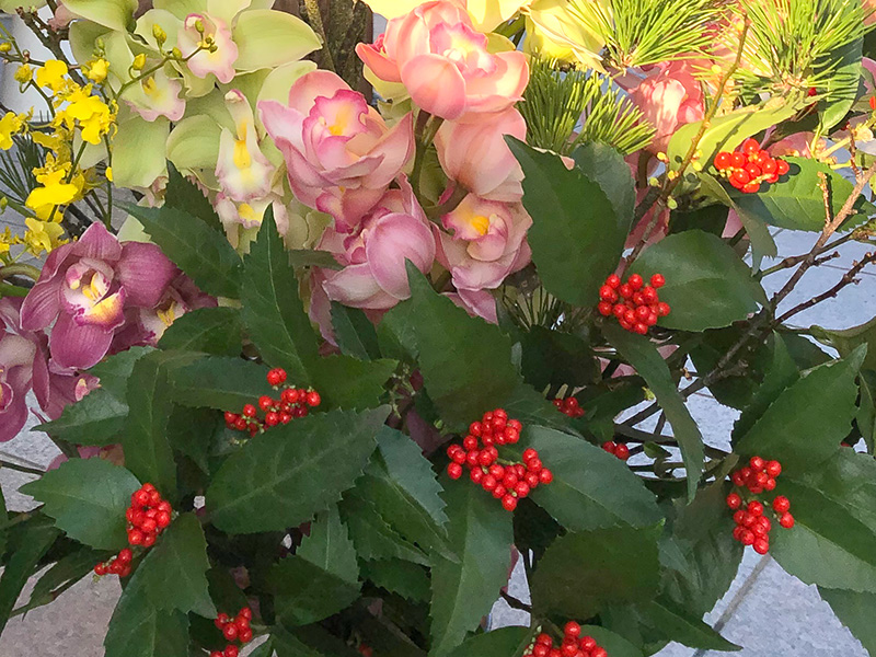 千両とカラフルな花の飾り