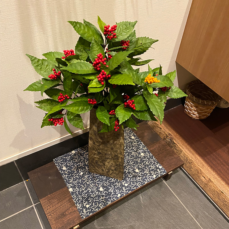 玄関に飾られた千両(センリョウ)