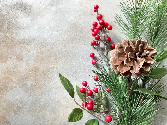 松と松ぼっくりと赤い実