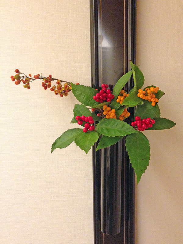 壁の花瓶に飾られた千両