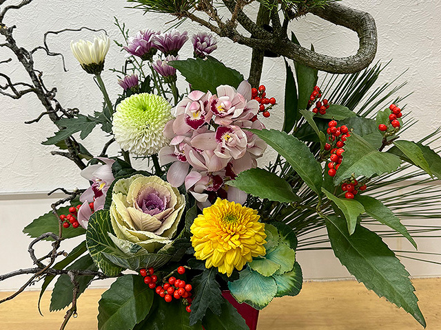 松や菊などと一緒に活けられた千両