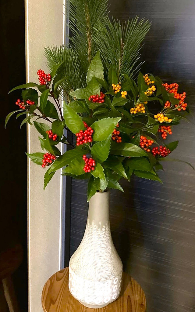 白い花瓶に活けられた松と千両