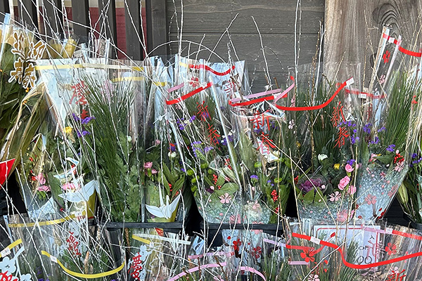 店頭に並ぶ若松