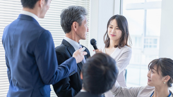 取材を受ける人