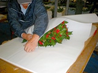 千両の包装作業