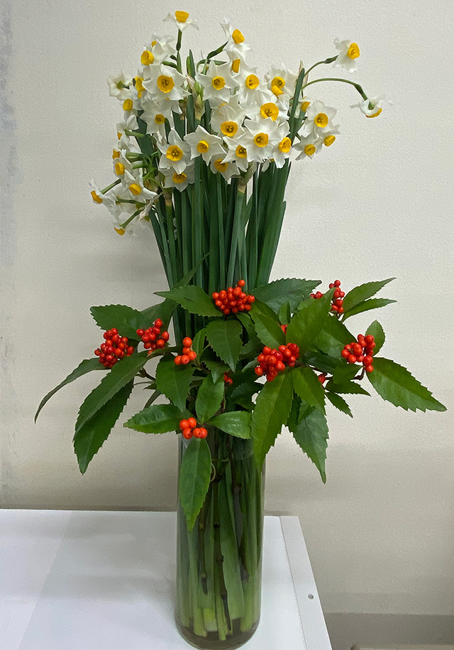 冬の植物と一緒に活けた千両